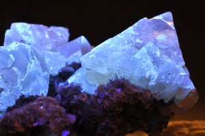 sheelite under short wave ultraviolet light best UV black light flashlight for minerals