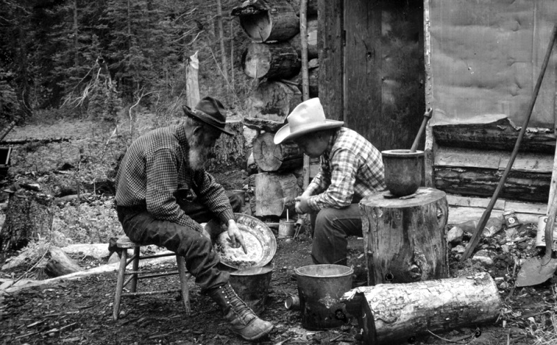 what to look for gold panning