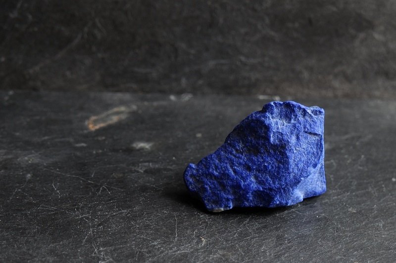 raw lapis lazuli stone