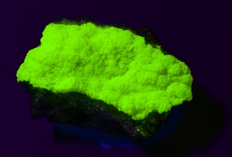uranium ore uv light