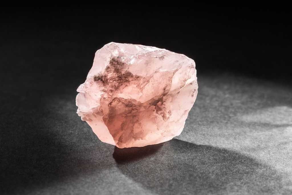what gives rose quartz pink color