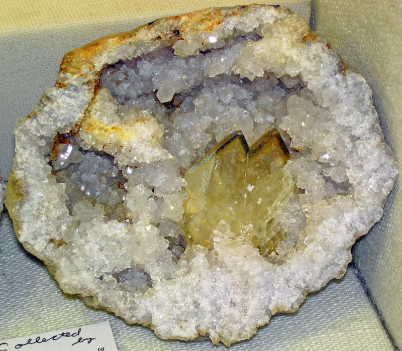 Quartz-barite geode