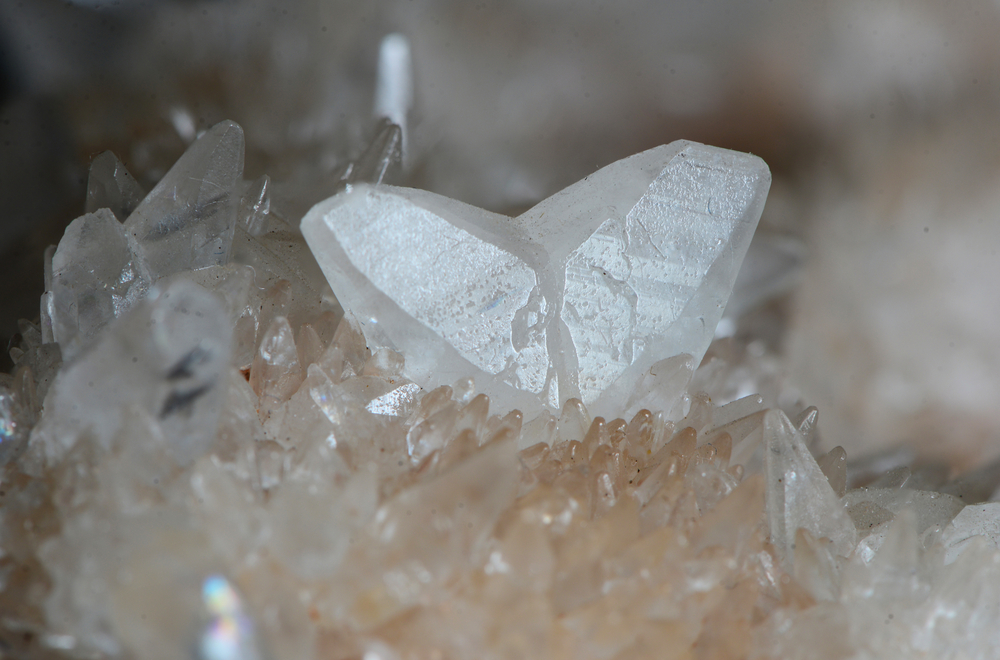 Twinning calcite crystals